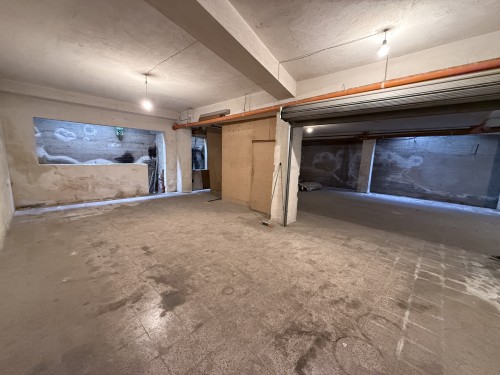 Ampio Locale Garage in Zona Periferica